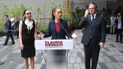 Claudia Sheinbaum acompañada de Altagracia Gómez y Marcelo Ebrard.