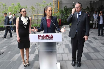 Claudia Sheinbaum acompañada de Altagracia Gómez, coordinadora de Desarrollo Económico Regional, y Marcelo Ebrard, próximo secretario de Economía, el 9 de julio.
