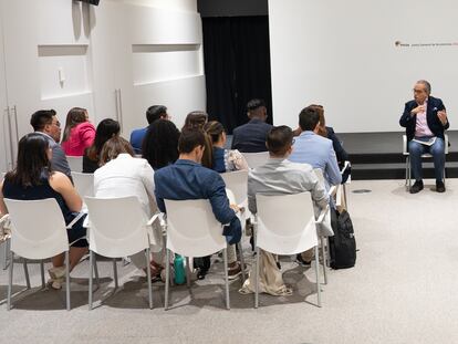 Fernando Carrillo conversa con un grupo de Jóvenes líderes americanos, programa de la Fundación Carolina.