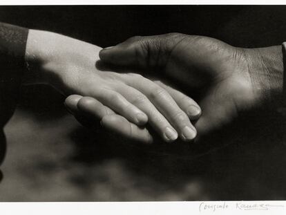 Consuelo Kanaga (estadounidense, 1894-1978). Hands [Manos], 1930. Copia de
plata en gelatina, 58,6 × 73,8 × 3,8 cm, enmarcada. Brooklyn Museum, donación de Wallace B. Putnam del State of Consuelo Kanaga, 82.65.2248. © Brooklyn Museum.
(Foto: Brooklyn Museum)