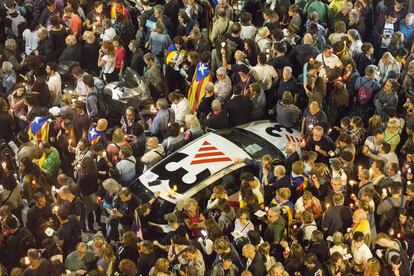 Un veh&iacute;culo de TV3 entre la multitud en una concentraci&oacute;n para pedir la liberaci&oacute;n de los presidentes de la ANC y &Ograve;mnium, Jordi S&agrave;nchez y Jordi Cuixart, el pasado mes de octubre.