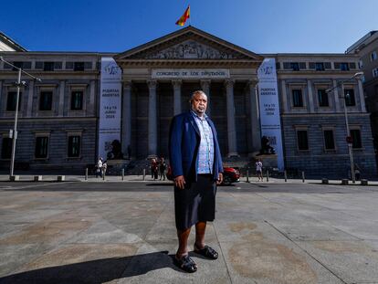 Mickaël Forrest, ministro responsable de Relaciones Exteriores de Nueva Caledonia, este miércoles en Madrid frente al Congreso de los Diputados.