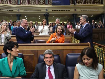 El líder del PP, Alberto Núñez Feijóo, junto a la secretaria general del PP, Cuca Gamarra y el portavoz parlamentario, Miguel Tellado.