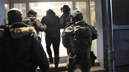 Agentes turcos trasladan a uno de los cabecillas de la trama.