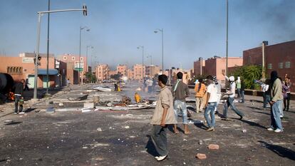 Jóvenes saharauis en una calle de El Aaiún, en una jornada de protesta en 2010.