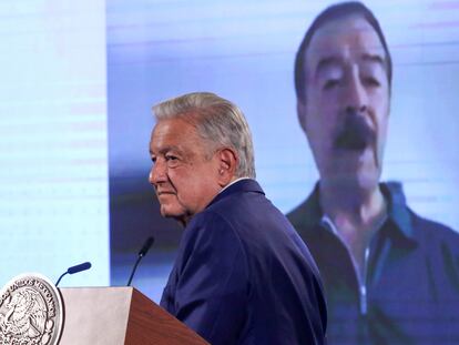 López Obrador muestra una entrevista de Mike Vigil, exagente de la DEA, en la conferencia matutina de este 13 de mayo, en Ciudad de México.