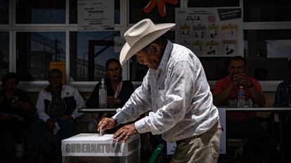 Un hombre vota en Metepec, Estado de México, en 2023.
