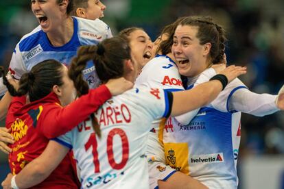 Una España para la historia atrapó su primera final en un Mundial femenino de balonmano. En la imagen. las jugadores de la selección de España festejan su victoria frente a Noruega.