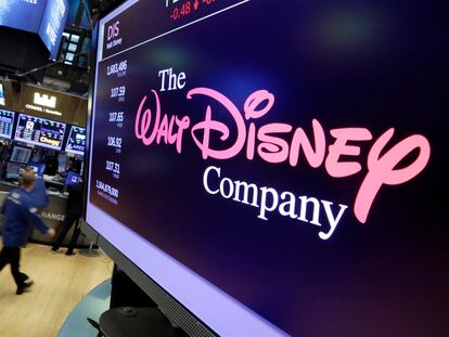 El logo de Walt Disney aparece en un monitor de un ordenador de la Bolsa de Nueva York.