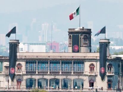 Las banderas de la serie de televisión ondean en el Castillo de Chapultepec, en una imagen manipulada con inteligencia artificial.