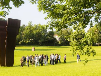 La escultura 'Buscando la luz I' (1997) en el museo Chillida Leku de Hernani (Gipuzkoa). 