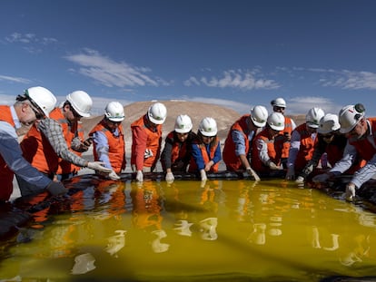 Miembros de la Sociedad Química y Minera producen litio en el desierto de Atacama, en Chile.