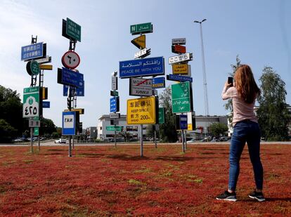 Los carteles indicadores de una rotonda de Älmhult reflejan la pluralidad de nacionalidades de conviven en el pueblo. En esta localidad de 15.000 habitantes viven personas de 50 nacionalidades distintas y casi la mitad de ellas trabajan para Ikea.