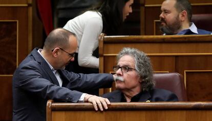 El portavoz de ERC, Joan Tardà (sentado), junto al portavoz de PDeCAT, Carles Campuzano, durante el debate de este miércoles en el Congreso sobre los Presupuestos.