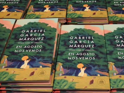 Ejemplares de 'En agosto nos vemos', el libro póstumo del escritor colombiano y Premio Nobel Gabriel García Márquez, expuestos durante su presentación, en Madrid, el pasado 5 de marzo.