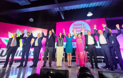 Elecciones en México 2024: Santiago Creel, Lilly Téllez, Beatriz Paredes y Miguel Mancera entre otros, alzan las manos al dar inicio al foro de Unid@s, este lunes en Ciudad de México