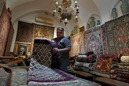 Un dueño de una tienda de alfombras persas en el bazar de Kashan, a 190 kilómetros de la capital iraní.