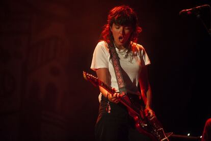 Los grupos liderados por mujeres tomaron el control de las primeras horas del Primavera Sound. En la foto, Courtney Barnett, sobre el escenario, el 30 de mayo.