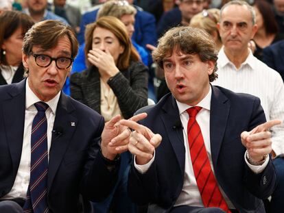 El secretario general del PSE-EE y candidato a la lehendakari, Eneko Andueza, junto al líder del PSC, Salvador Illa en un acto en Barcelona este viernes.