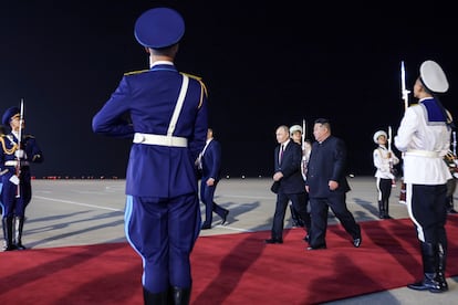 Vladímir Putin y Kim Jong-un, tras saludarse en el aeropuerto de Pyongyang.