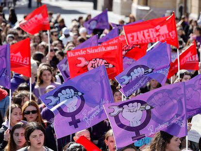 Un momento de la manifestación que recorrido las calles de Bilbao, convocada por el movimiento feminista de estudiantes con motivo del Día Internacional de la Mujer.