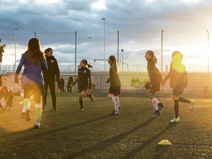 Un grupo de niñas se prepara para jugar un partido de fútbol en Valencia.