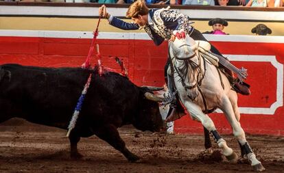 Guillermo Hermoso de Mendoza pincha con el rejón de muerte a su primer toro.