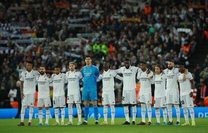 Los jugadores del Real Madrid, durante el minuto de silencio guardado en memoria de Amancio Amaro, el pasado martes en Anfield.