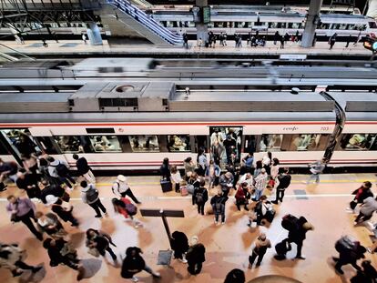 Usuarios de los trenes de Cercanías en la Estación de Atocha en Madrid.
