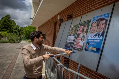 Julien Leonardelli pega sus propios carteles electorales este viernes en Frontón. 