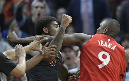 Marquese Chriss (izquierda) e Ibaka se pelean este lunes durante el partido entre los Cavaliers y los Raptors en Cleveland.