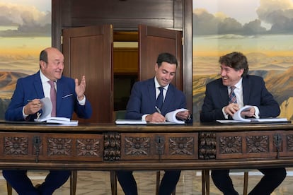 El presidente del PNV, Andoni Ortuzar, y el secretario general del PSE-EE, Eneko Andueza, flanquean a Imanol Pradales en la firma del pacto de gobierno entre ambas formaciones.