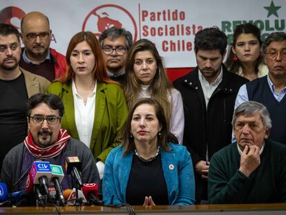 En el centro de la foto, Paulina Vodanovic, presidenta del Partido Socialista, en la sede de la formación, junto a líderes de otros partidos de izquierda, en un encuentro del Comando Unidad Para Chile.