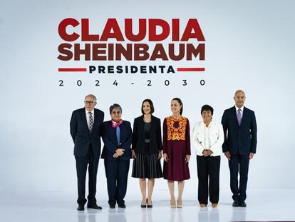Claudia Sheinbaum con los integrantes de su gabinete que anunció el jueves pasado, en Ciudad de México.