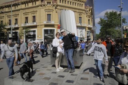 Un 'selfie' davant del llibre de Brossa, al passeig de Gràcia amb Gran Via.