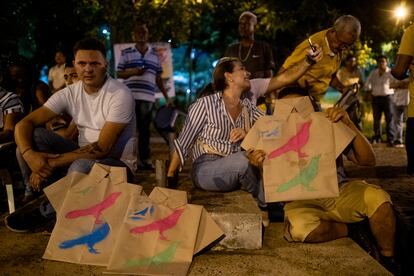 Simpatizantes de Pinedo con dibujos de maríamulatas en un evento de campaña, el 13 de octubre.