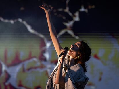 La cantante PJ Harvey, actuando bajo la lluvia en el festival Primavera Sound, el sábado pasado en Barcelona.