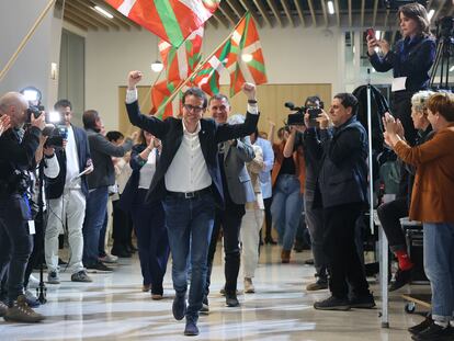 Pello Otxandiano, candidato de Bildu, celebra los resultados electorales en Bilbao, este domingo.