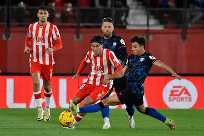 Luka Romero y Oliver Torres disputan un balón durante el Almería-Sevilla de este lunes.