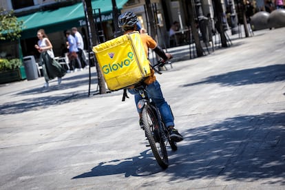 Un repartidor de Glovo, en mayo.