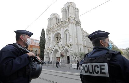 Agentes de la policía francesa vigilan los alrededores de la basílica de Notre Dame en Niza, tras el ataque. Las víctimas son dos mujeres y un hombre que el alcalde de la ciudad, Christian Estrosi, identificó como el sacristán de la iglesia.