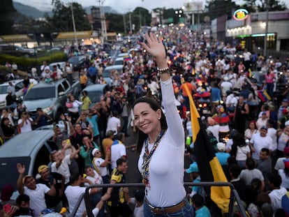 María Corina Machado saluda a sus seguidores en San Cristóbal, Venezuela, el 28 de junio.