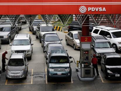 Largas colas en una gasolinera de Caracas. 