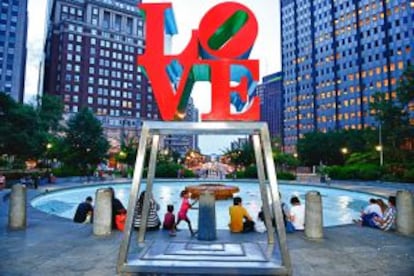 Escultura 'Love', de Robert Indiana, junto al City Hall (ayuntamiento), en Filadelfia.