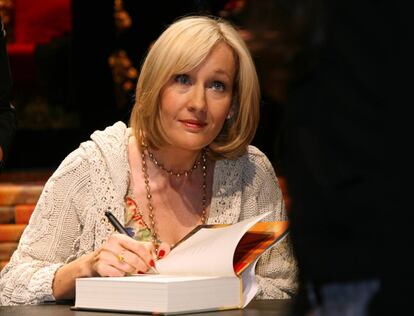 J.K. Rowling firmando libros en 2007.