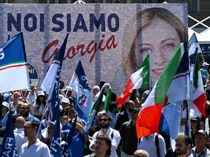 Simpatizantes de la primera ministra italiana Giorgia Meloni se reúnen en la Piazza de Popolo, Roma, durante un mitin del partido ultraderechista 'Fratelli d'Italia', el pasado 1 de junio.