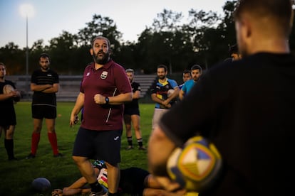 Uno de los entrenadores les dice a los jugadores qué tienen que hacer. El presidente del club también juega, todos en la junta lo hacen, algo poco habitual, pero insiste en que es la mejor forma de conocer y conectar con el equipo.