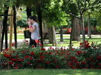 Una mujer, en el parque del Retiro, en Madrid.