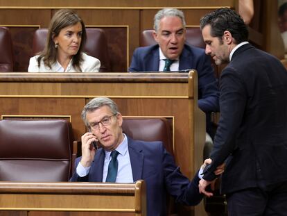 Alberto Núñez Feijóo, hablaba por teléfono el pasado miércoles en el Congreso, junto a los diputados Borja Sémper (de pie), Elías Bendodo y Carmen Fúnez.