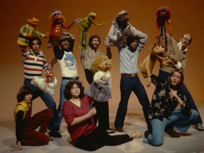 Jim Henson (sosteniendo a Gustavo), Frank Oz y el resto de marionetistas de los teleñecos, en una imagen del documental 'Jim Henson: la audacia de las ideas'.